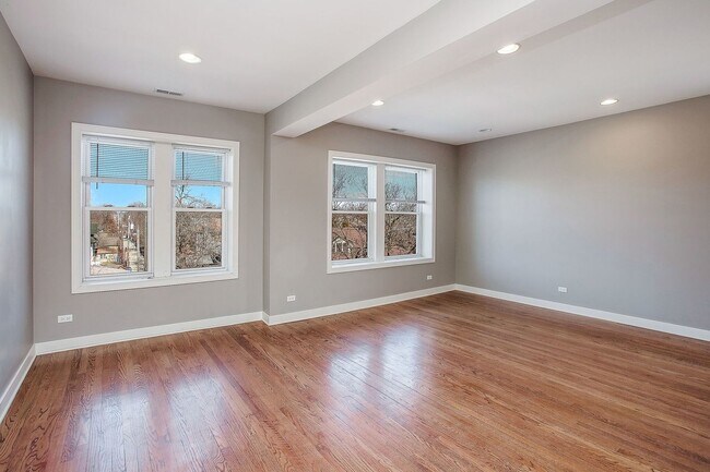 Building Photo - 3911 W Addison St