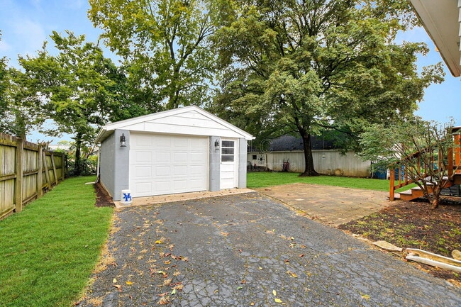 Building Photo - 206 Daisy Ln