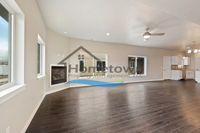 Building Photo - Very Nice Craftsman 3 Bedroom 2.5 Bathroom Home in Crown Pointe Estates, Post Falls!