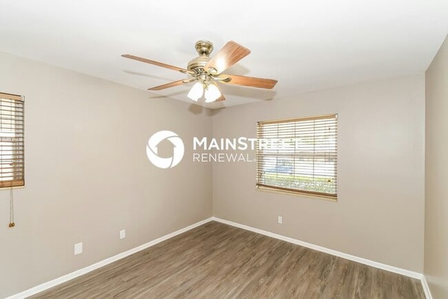 Building Photo - 4 Bedroom Pet-Friendly Home in Jacksonville, FL with Main Street Renewal