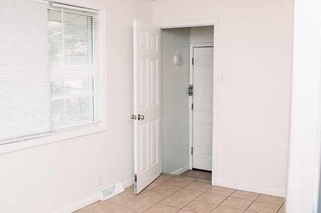 Building Photo - 10229 Edgefield Dr