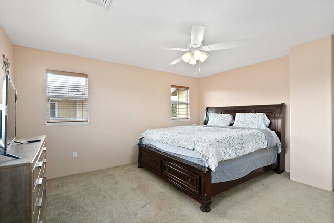 Building Photo - Welcome to this bright and inviting 3 bedroom