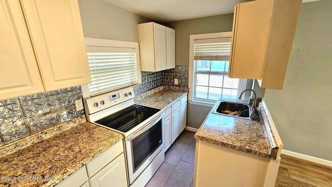 Building Photo - 802 Forrest Ave