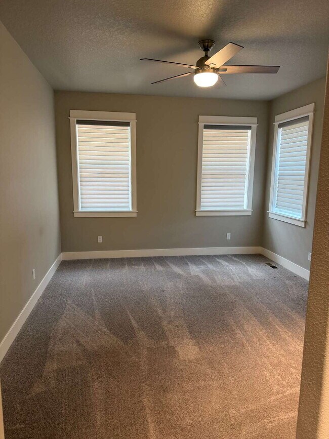 Building Photo - 3 Bed / 2 Bath Single-Family Home in West Linn