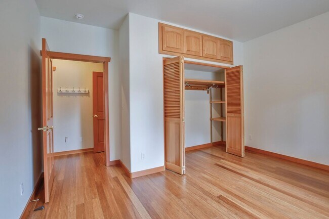 Building Photo - Country Home on Acreage and Pet Friendly!