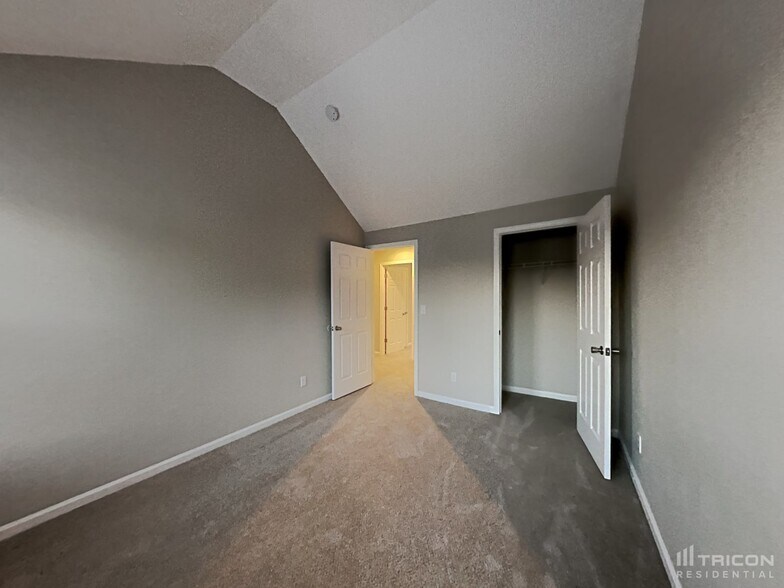 Building Photo - 5203 Grass Ridge Dr