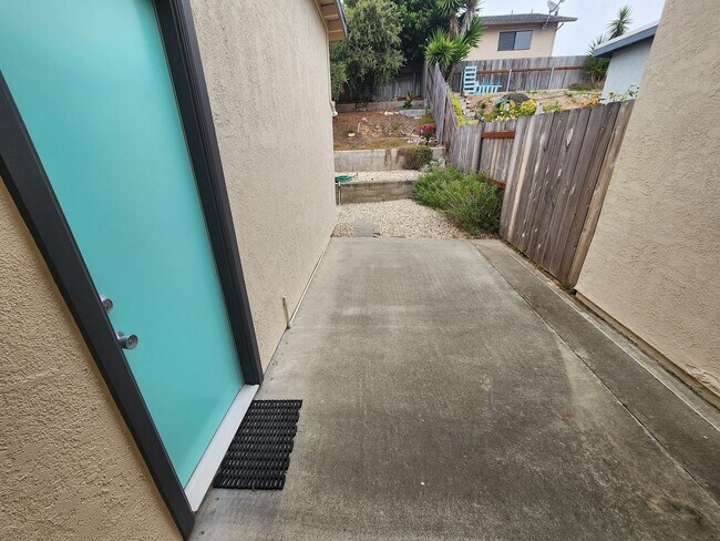 Building Photo - Adorable 2 Bed, 2 Bath Home in a 55+ Commu...