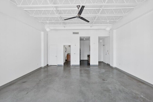 Building Photo - 2401 E 6th St