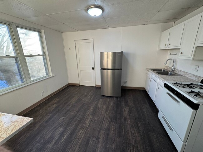 Building Photo - Cozy Studio Apartment In Fantastic Location!