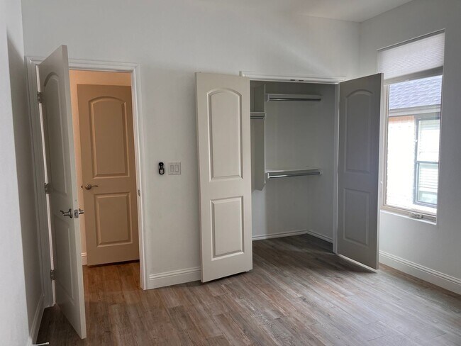 Building Photo - 3 Bedroom Rental Available July 9th in Fre...