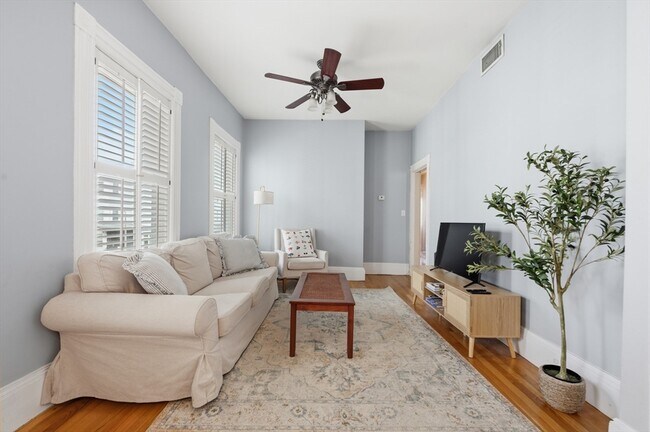 Building Photo - 627 E 6th St