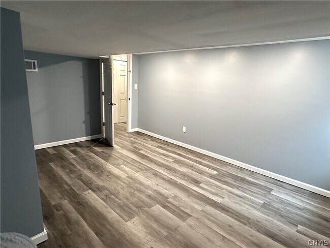 Building Photo - 8662 Bayview Dr