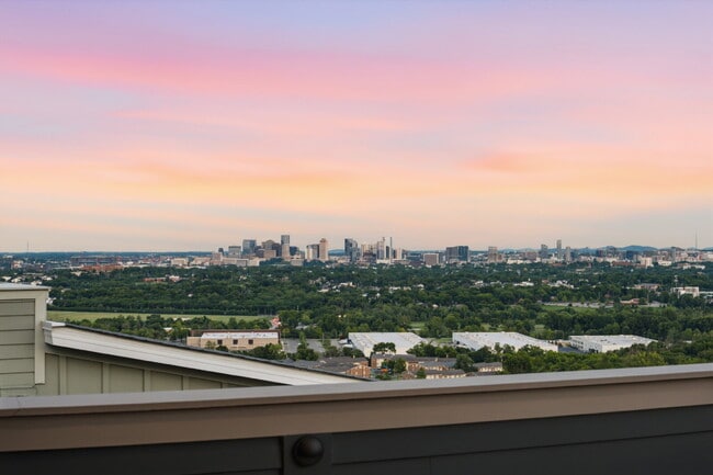 Building Photo - "Spacious 4-Bed, 4.5 bath, AMAZING views, fenced in yard