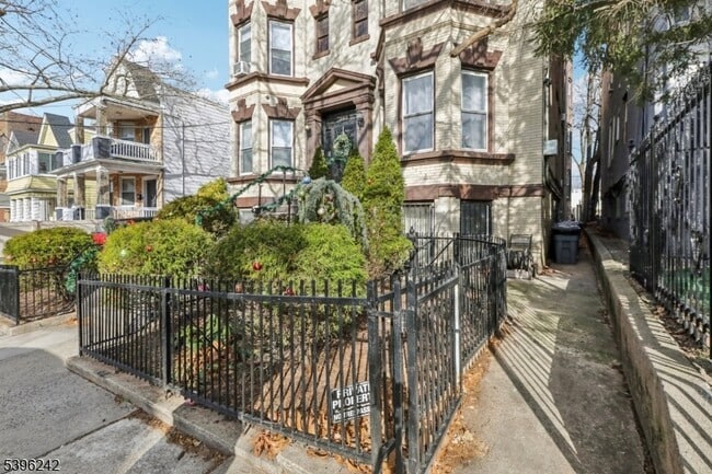 Building Photo - 162 Fairview Ave