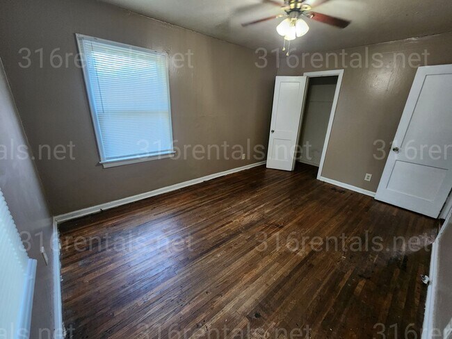 Building Photo - $950 - 3 bedroom / 1 bathroom - Single Fam...