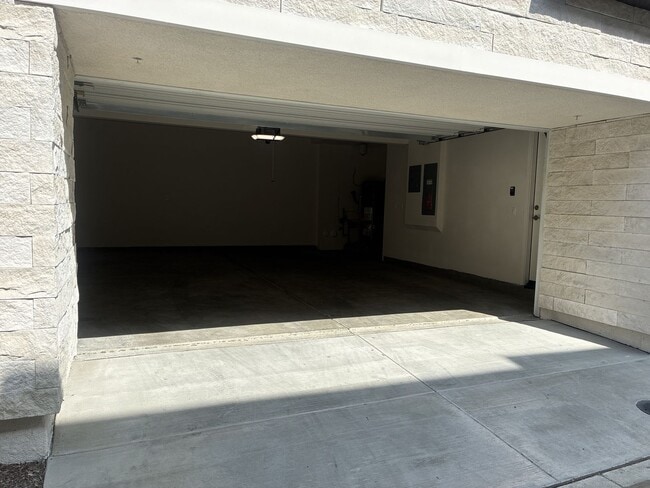 Building Photo - Modern 3-story townhouse in Ontario