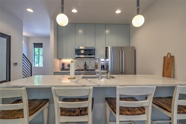 Building Photo - 6005 Woodrow Ave