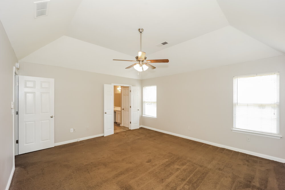 Building Photo - 375 Birchmere Close SW