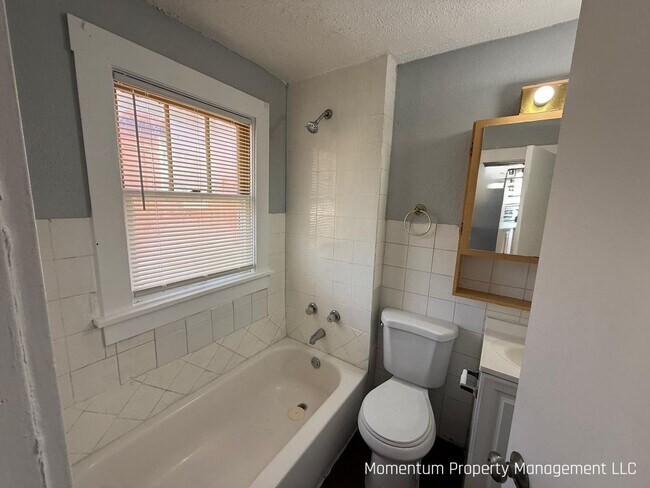 Building Photo - Quaint 2BR/1BA  2nd Floor Apartment- AVAILABLE FOR IMMEDIATE MOVE IN!!