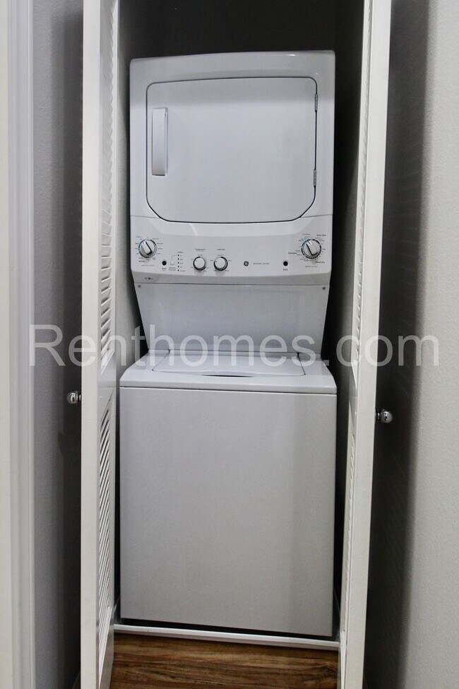 Building Photo - 2119 Palo Alto Dr