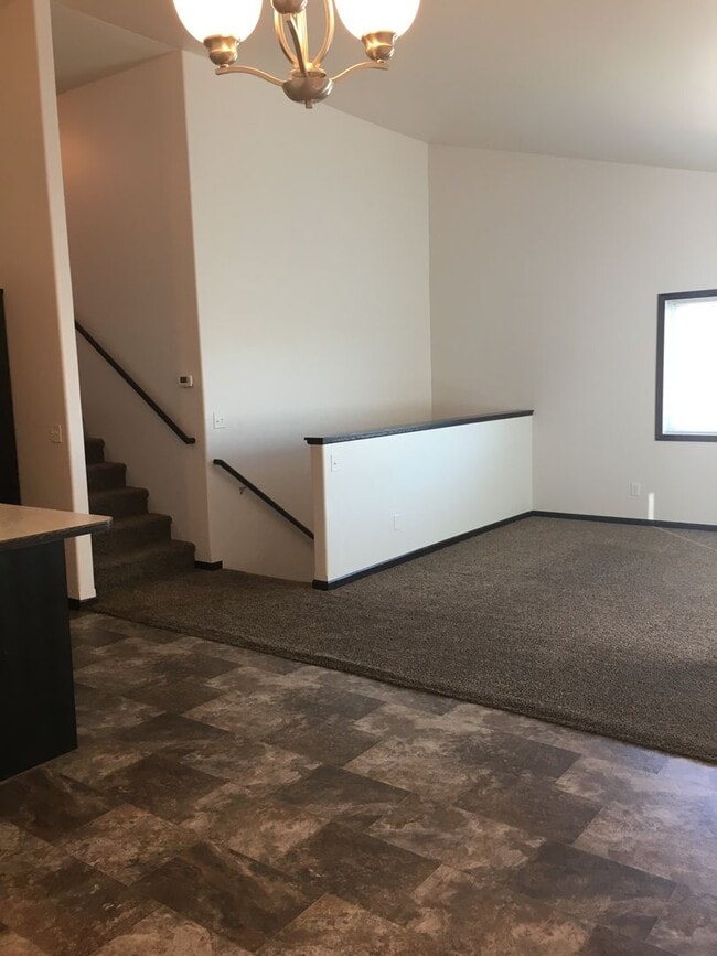Building Photo - 3 Bed 2 Bath Twin Home