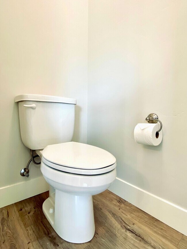 Building Photo - 3BR SE Bend home in great neighborhood wit...
