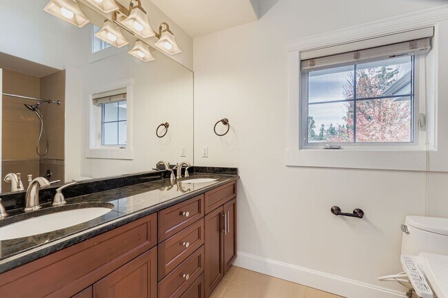 Building Photo - Stunning 5bed/5bath + Office in Prime Kirk...