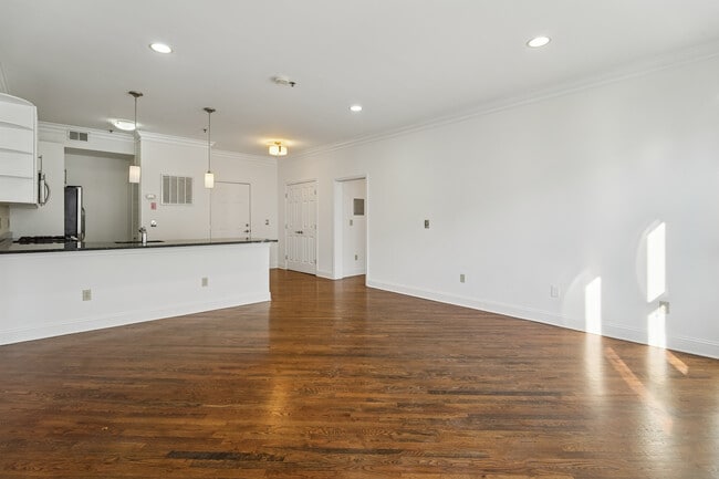 Building Photo - 915 Madison St