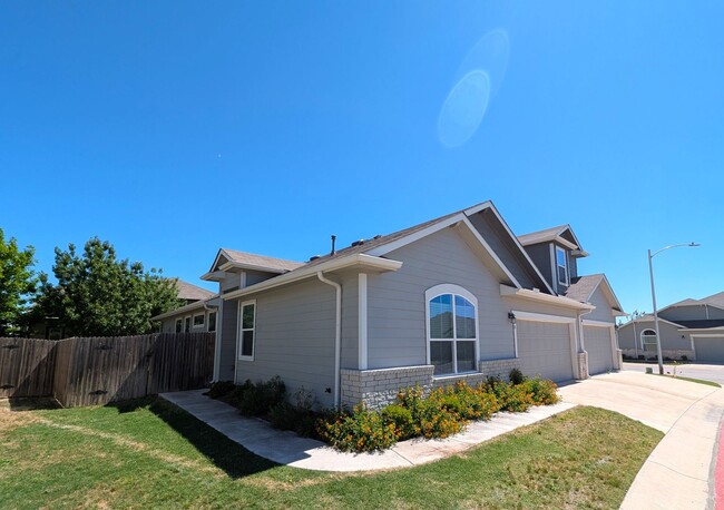 Primary Photo - Modern 3-Bedroom Condo for Rent in Pfluger...
