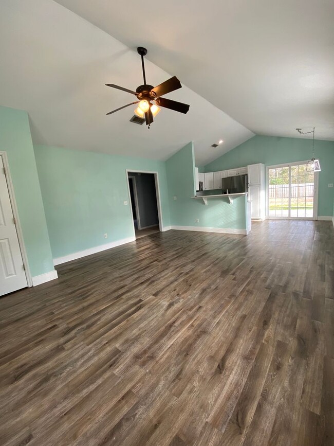 Building Photo - 3 bedroom, 2 bathroom Home in Hampstead