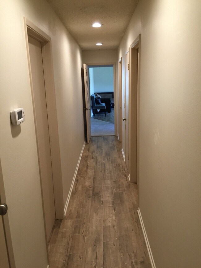 Building Photo - One story home on a HUGE lot in Central Camarillo