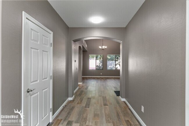 Building Photo - Stunning 4Bdm 3Ba Home with Modern Features in Waddell!