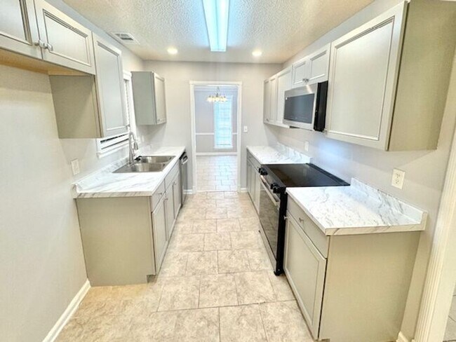 Building Photo - OPEN HOUSE! Renovated Bartlett Home- Highl...