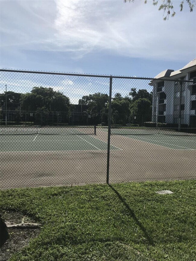 Building Photo - 731 N Pine Island Rd