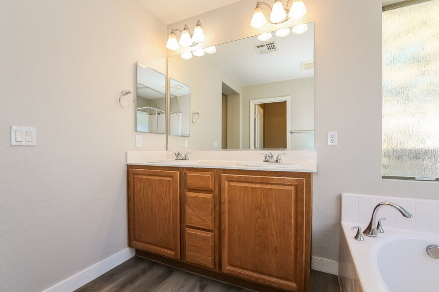 Building Photo - 10436 Scotch Elm Ave