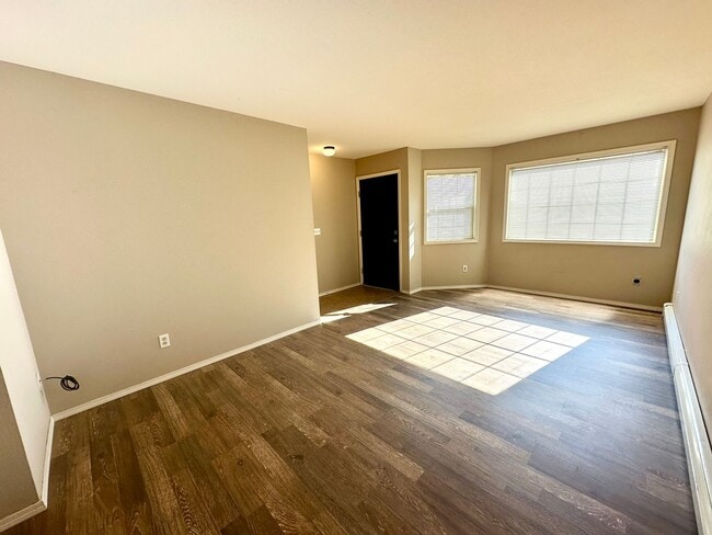 Building Photo - Introducing the Perfect Townhouse Steps Away from Central WA University!