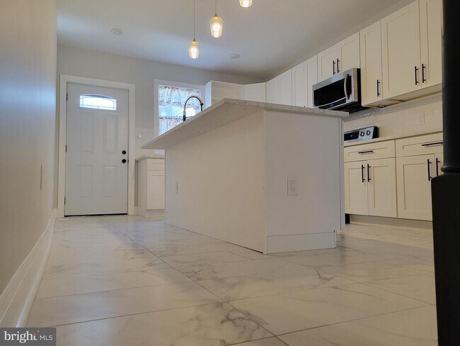 Building Photo - 412 Durfor St