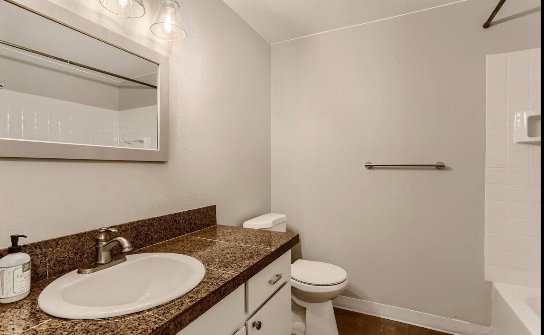 Building Photo - 291 NE 12th Ave