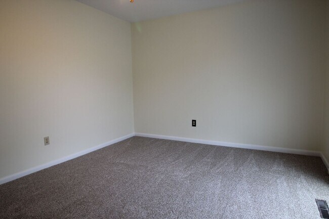 Building Photo - 220 Clover Ln