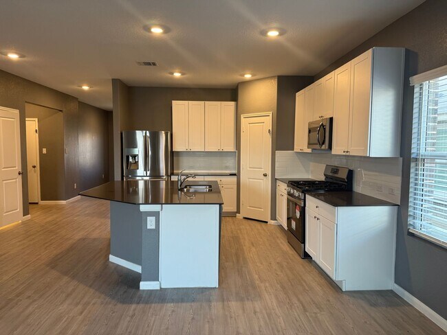 Building Photo - Spacious 5-Bed, 3-Bath Home in Brookmill –...