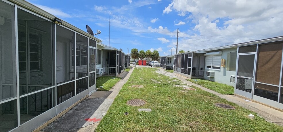 Building Photo - 2211 Lincoln St