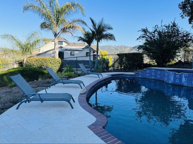 Building Photo - 985 Woodview Pl