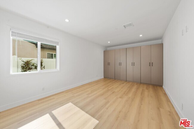 Building Photo - 12259 Collins St