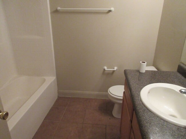 Building Photo - 7 bedroom, 3 bathroom twin home