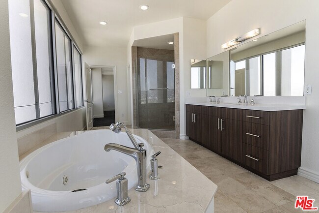Building Photo - 5670 Wilshire Blvd