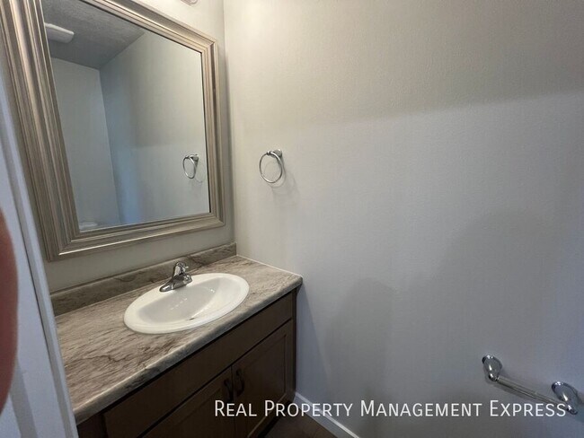 Building Photo - 3 Bedroom 1.5 Bathroom Townhome
