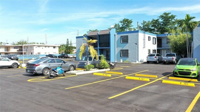 Building Photo - 160 SW 30th Ave