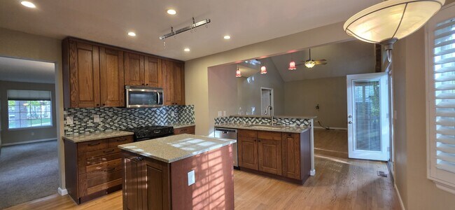 Building Photo - 572 W Jamison Pl