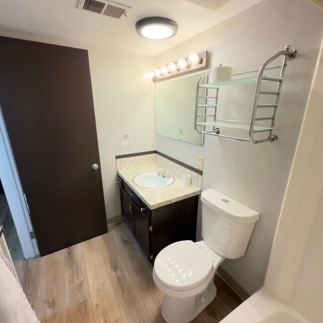 Building Photo - 2 Bedroom Upper Duplex in Breton Village!