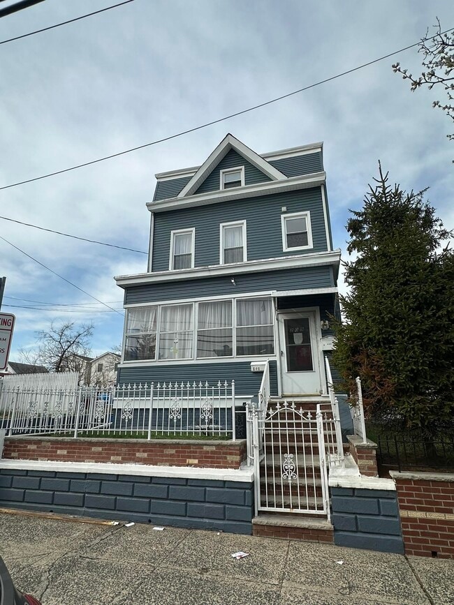 Building Photo - 209 Danforth Ave